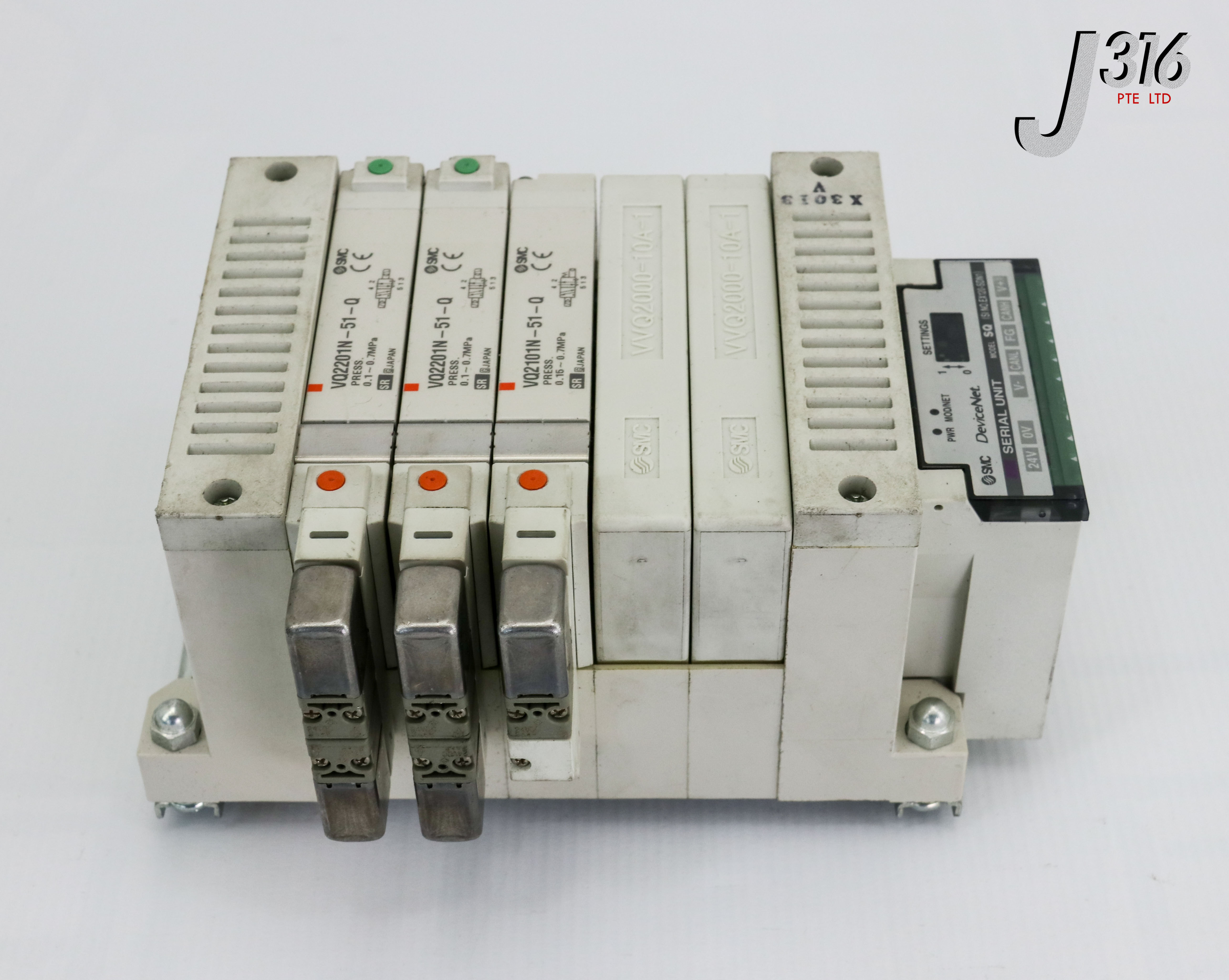 V 25569 SMC 5 SLOT SOLENOID MANF W/ 1X VQ2101N-51-Q, 2X VQ2201N-51-Q
